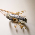 Bracciale Florâme con nastro liberty e fiori blu su pelle argentata