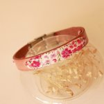 Bracciale Florâme con fiori di nastro liberty rosa su pelle rosa invecchiata
