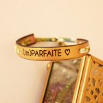 Bracciale Florâme inciso ImParfaite con nastro liberty verde chiaro su pelle dorata 