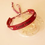 Florâme Bracciale inciso Good vibes con nastro liberty viola su pelle rossa