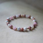 Bracciale di Howlite e Rodonite in pietra naturale e perline d'oro