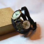 Orologio con bracciale in pelle e cabochon in legno da incidere