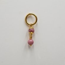 Orecchino solitario con perle di rodonite rosa e grande anello d'oro