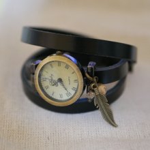 Orologio con bracciale in pelle e ciondoli con piume e perle